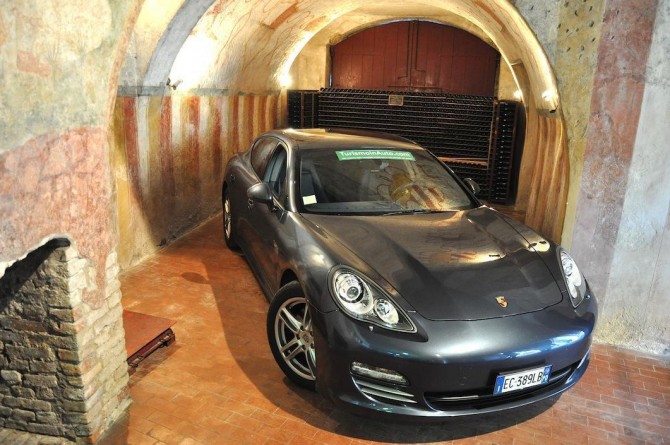 La Porsche Panamera nella cantina dei Fratelli Berlucchi con affreschi del '500. - TurismoinAuto.com